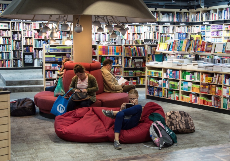 vitrine-GAREOULT-min_books_bookstore_book_reader_readers_reading_shop_sale_books-849006