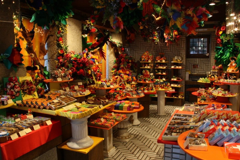 vitrine-GAREOULT-min_candy_store_chocolate_shop_chocolate_switzerland-393515